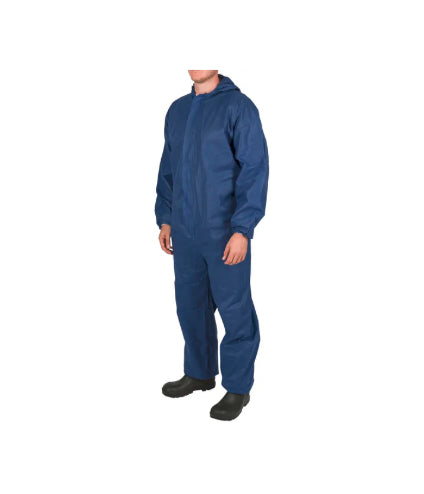 Combinaison bleue à usage unique en polypropylène avec capuche, poches frontales et fermeture zippée, élastiquée à la taille et aux extrémités pour une protection confortable en milieux sensibles. Conforme EN340 – EPI Catégorie 1.