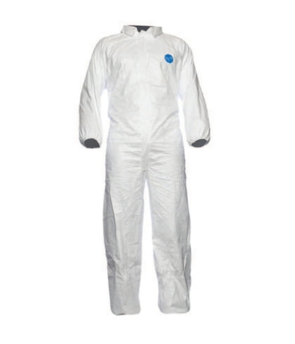 Combinaison blanche Tyvek 500 Industry à col, en tissu respirant haute performance, avec fermeture zippée sous rabat et élastiques ajustés, offrant une protection contre particules solides et projections chimiques légères. Conforme aux normes Type 5/6, EN 1073-2 et EN 1149-5.