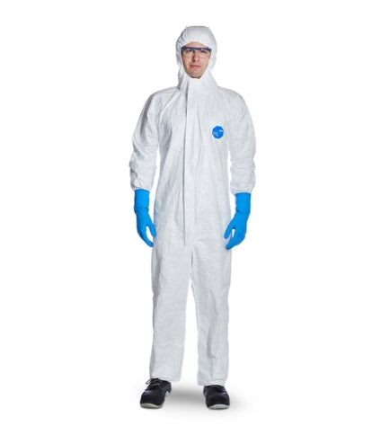 Combinaison à cagoule Tyvek 500 Xpert blanche, ergonomique et antistatique, en tissu microporeux respirant, avec coutures cousues et fermeture zippée étanche, assurant une protection chimique, biologique et radioactive (Type 5-B/6-B, EN 14126, EN 1073-2).